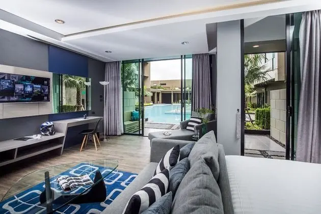 Grand Deluxe Pool Access