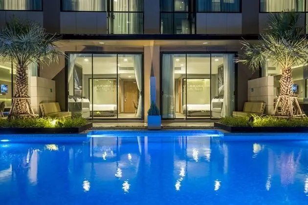 Grand Deluxe Pool Access