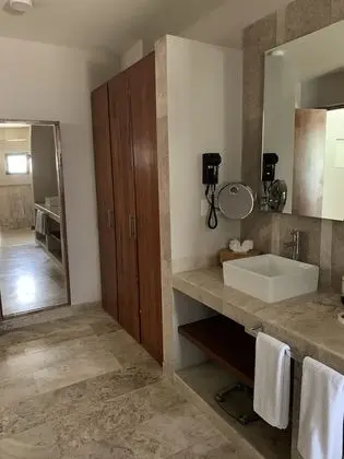 Superior Tek Büyük veya İki Ayrı Yataklı Oda, Teras, Havuz Manzaralı