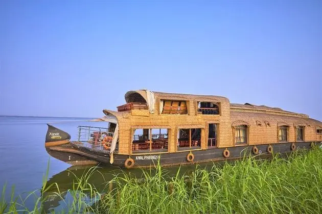 Oda (3 Bedroom Houseboat)