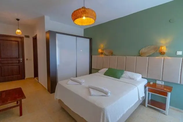 Çift Kişilik, Havuz ve Bahçe Manzaralı, Balkonlu