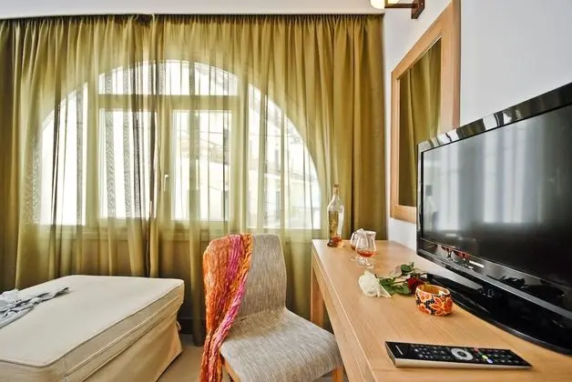 Tek Büyük veya İki Ayrı Yataklı Oda (with sofa bed)
