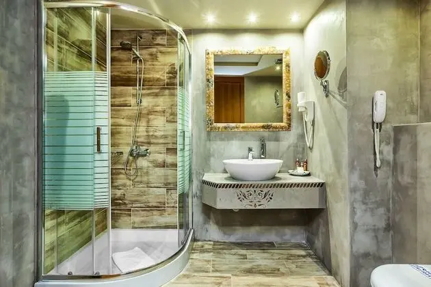 Tek Büyük Yataklı Oda (Partial Mountain View)