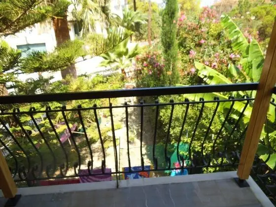 Apart Daire, 2 Yatak Odası, Balkon, Bahçe Manzaralı