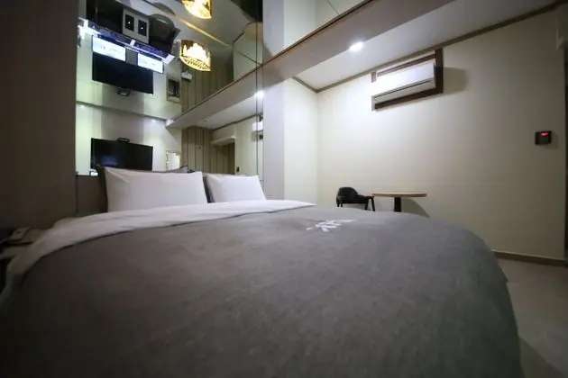 Oda (Mirror / Breakfast for 2)