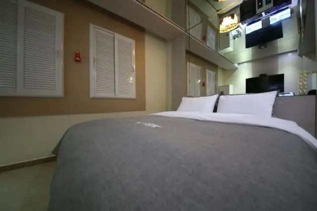 Oda (Mirror / Breakfast for 2)