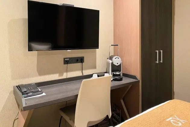 Tek Büyük veya İki Ayrı Yataklı Oda (no window)