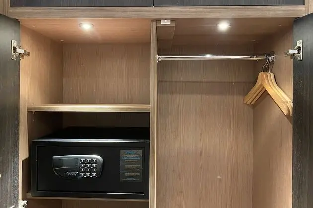 Tek Büyük veya İki Ayrı Yataklı Oda (no window)