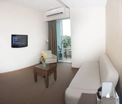 Junior Süit, 1 En Büyük (King) Boy Yatak ve Çekyat, Balkon