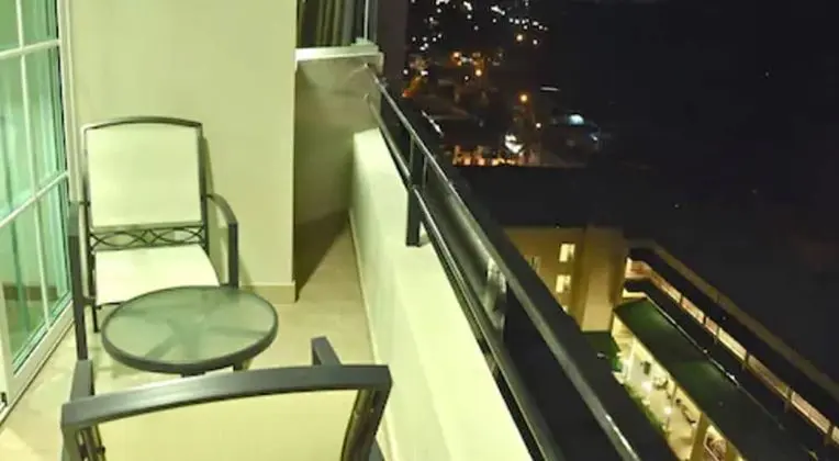 Junior Süit, 1 En Büyük (King) Boy Yatak ve Çekyat, Balkon