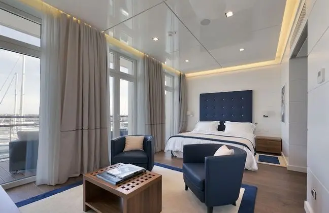 Tek Büyük Yataklı Oda, 1 Çift Kişilik Yatak, Balkon, Liman Manzaralı
