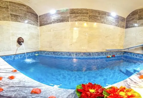 Havuz Bağlantılı Standart Oda, Şehir veya Dağ Manzaralı