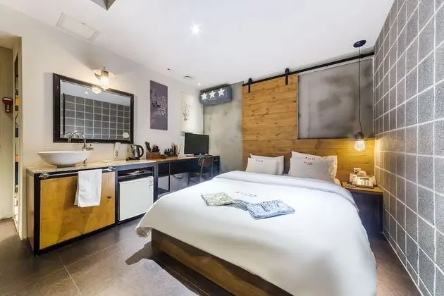 Standard Oda (Check-in: Mon-Thu 6 PM, Fri-Sun 9 PM)