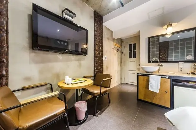 Standard Oda (Check-in: Mon-Thu 6 PM, Fri-Sun 9 PM)