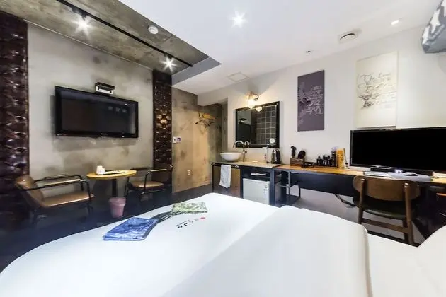 Standard Oda (Check-in: Mon-Thu 6 PM, Fri-Sun 9 PM)