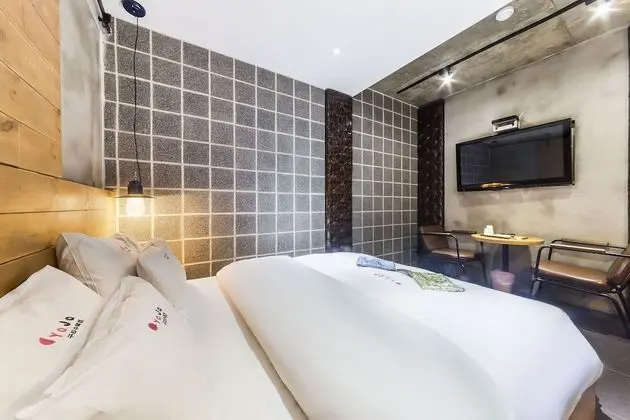 Standard Oda (Check-in: Mon-Thu 6 PM, Fri-Sun 9 PM)