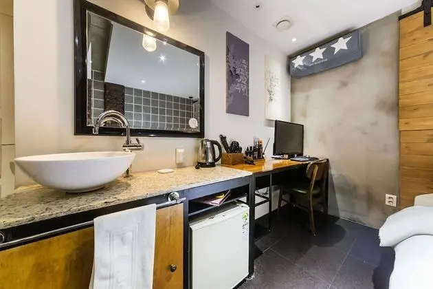 Standard Oda (Check-in: Mon-Thu 6 PM, Fri-Sun 9 PM)