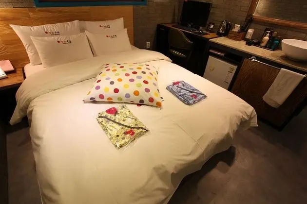 Standard Oda (Check-in: Mon-Thu 6 PM, Fri-Sun 9 PM)