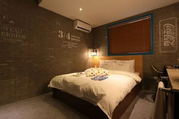 Standard Oda (Check-in: Mon-Thu 6 PM, Fri-Sun 9 PM)