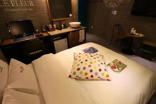 Standard Oda (Check-in: Mon-Thu 6 PM, Fri-Sun 9 PM)