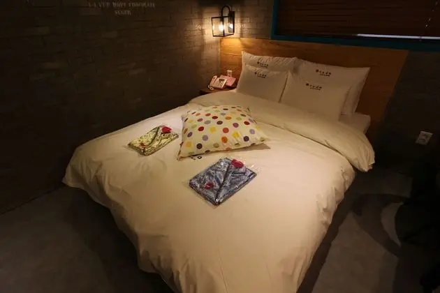 Standard Oda (Check-in: Mon-Thu 6 PM, Fri-Sun 9 PM)