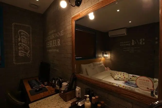 Standard Oda (Check-in: Mon-Thu 6 PM, Fri-Sun 9 PM)