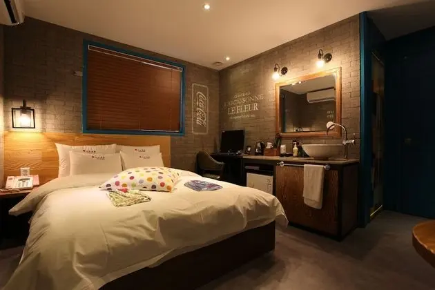 Standard Oda (Check-in: Mon-Thu 6 PM, Fri-Sun 9 PM)