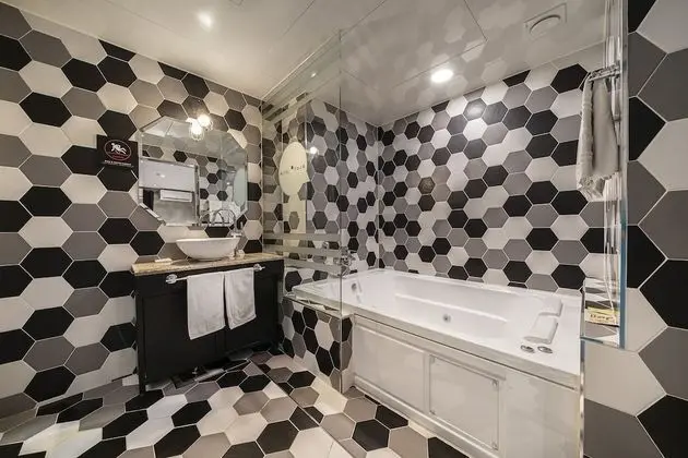 VIP (Check in time Mon-Thu 6 PM,Fri-Sun 9 PM)