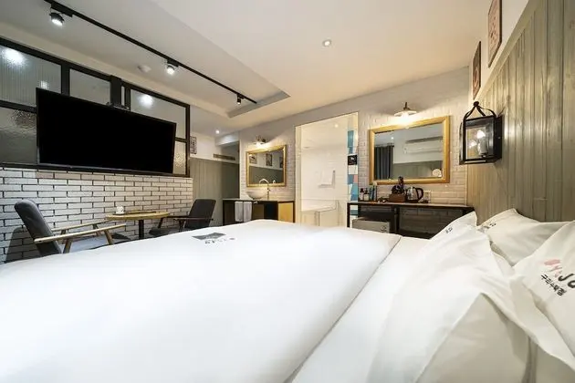 VIP (Check in time Mon-Thu 6 PM,Fri-Sun 9 PM)