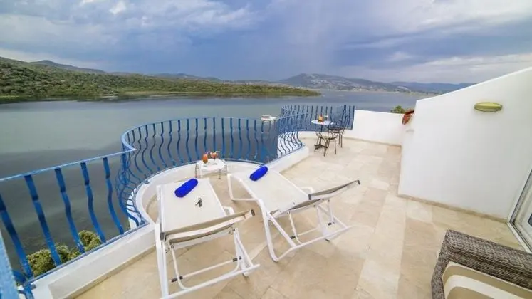 Çatı Katı Büyük Oda, Deniz Manzaralı