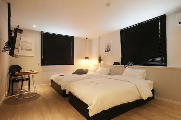 Oda (Twin Room (Netflix Available Latex Ma)