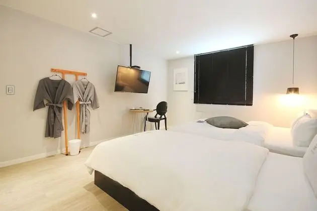 Oda (Twin Room (Netflix Available Latex Ma)