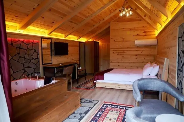 Deluxe Süit, 1 Çift Kişilik Yatak, Sıcak Su Küveti, Nehir Manzaralı
