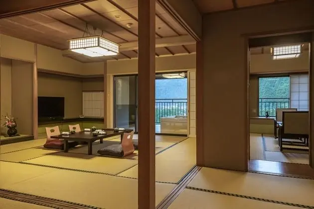Traditional Oda, Sigara İçilebilir (Japanese Style, Open-Air Bathroom)
