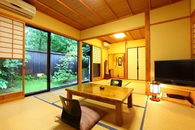 Traditional İki Ayrı Yataklı Oda (Japanese Style with Shared Bathroom)