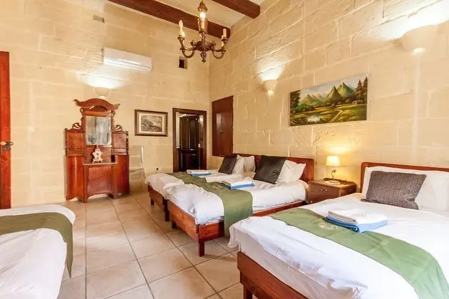 Family Ev, Birden Çok Yatak (Villayana Gozitan Farmhouse with pool)
