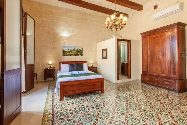 Family Ev, Birden Çok Yatak (Villayana Gozitan Farmhouse with pool)