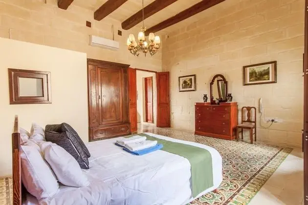 Family Ev, Birden Çok Yatak (Villayana Gozitan Farmhouse with pool)
