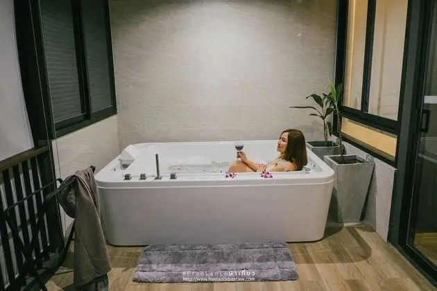 Duplex Jacuzzi Suite