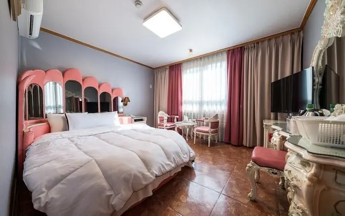 Oda (General Room B (Netflix YouTube avail)