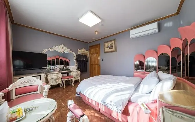 Oda (General Room B (Netflix YouTube avail)