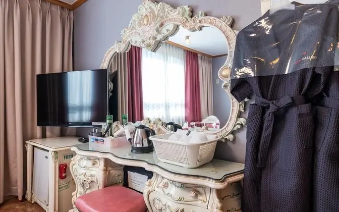 Oda (General Room B (Netflix YouTube avail)