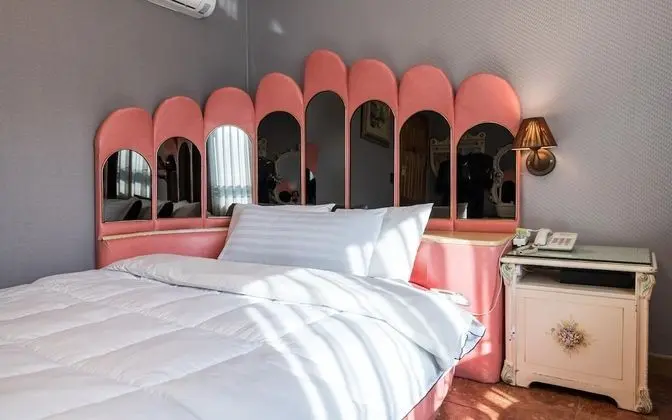 Oda (General Room B (Netflix YouTube avail)