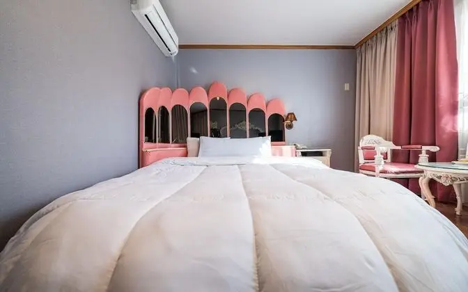 Oda (General Room B (Netflix YouTube avail)