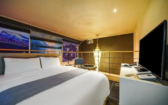 Oda (VIP Duplex (Wine 1 bottle free event))