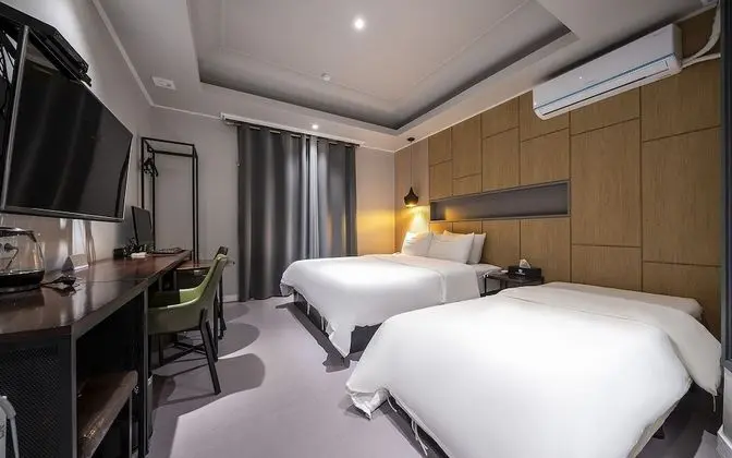 Oda (Twin (Netflix can watch))