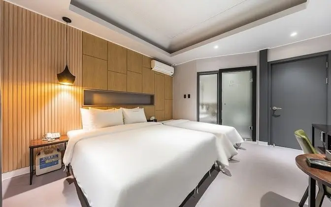 Oda (Twin (Netflix can watch))