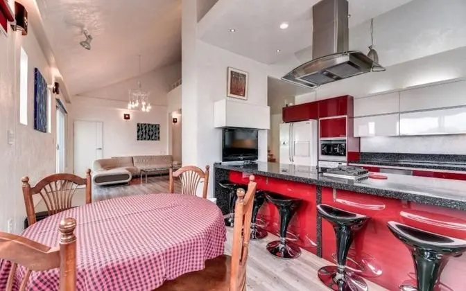 Oda (Sunny Forest (Unshared House Duplex))