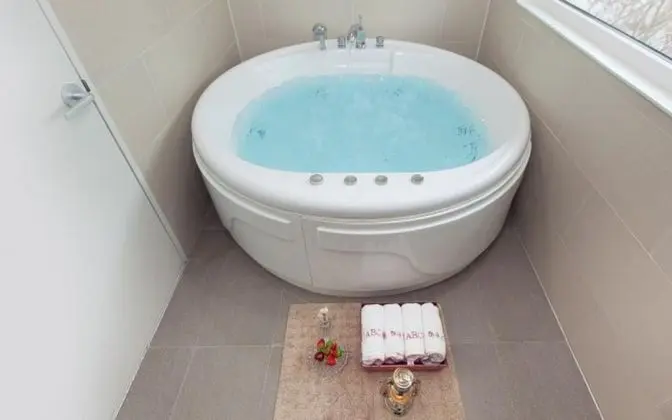 Oda (B201 (Whirlpool Spa))