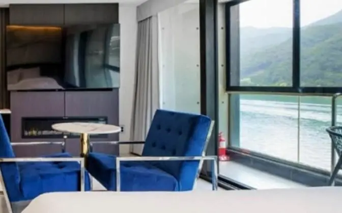 Oda (River view suite with open window or )